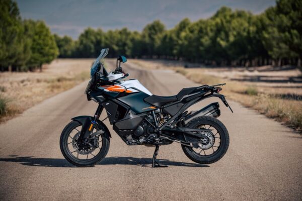 641960_MY26 KTM 1390 SUPER ADVENTURE S_S EVO WHITE_KTM 1390 SUPER ADVENTURE range